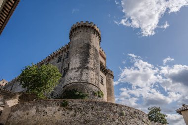 Bracciano belediyesinde yer almaktadır ve tarihi 15. yüzyıla dayanmaktadır. Dış duvarlardan oluşan üç daireden oluşan bu bina, dış kuvvetlerin her köşesi için bir tane olmak üzere beş kuleye sahiptir..