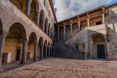 Bracciano belediyesinde yer almaktadır ve tarihi 15. yüzyıla dayanmaktadır. Dış duvarlardan oluşan üç daireden oluşan bu bina, dış kuvvetlerin her köşesi için bir tane olmak üzere beş kuleye sahiptir..