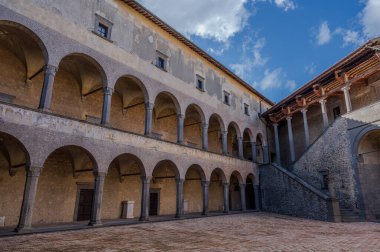 Bracciano belediyesinde yer almaktadır ve tarihi 15. yüzyıla dayanmaktadır. Dış duvarlardan oluşan üç daireden oluşan bu bina, dış kuvvetlerin her köşesi için bir tane olmak üzere beş kuleye sahiptir..