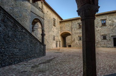 Bracciano belediyesinde yer almaktadır ve tarihi 15. yüzyıla dayanmaktadır. Dış duvarlardan oluşan üç daireden oluşan bu bina, dış kuvvetlerin her köşesi için bir tane olmak üzere beş kuleye sahiptir..