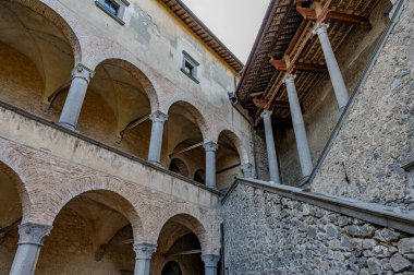 Bracciano belediyesinde yer almaktadır ve tarihi 15. yüzyıla dayanmaktadır. Dış duvarlardan oluşan üç daireden oluşan bu bina, dış kuvvetlerin her köşesi için bir tane olmak üzere beş kuleye sahiptir..