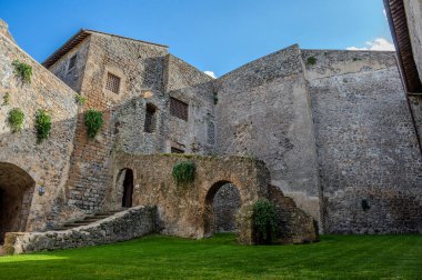 Bracciano belediyesinde yer almaktadır ve tarihi 15. yüzyıla dayanmaktadır. Dış duvarlardan oluşan üç daireden oluşan bu bina, dış kuvvetlerin her köşesi için bir tane olmak üzere beş kuleye sahiptir..