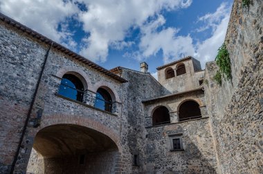 Bracciano belediyesinde yer almaktadır ve tarihi 15. yüzyıla dayanmaktadır. Dış duvarlardan oluşan üç daireden oluşan bu bina, dış kuvvetlerin her köşesi için bir tane olmak üzere beş kuleye sahiptir..