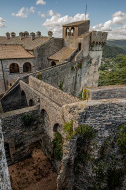 Bracciano belediyesinde yer almaktadır ve tarihi 15. yüzyıla dayanmaktadır. Dış duvarlardan oluşan üç daireden oluşan bu bina, dış kuvvetlerin her köşesi için bir tane olmak üzere beş kuleye sahiptir..