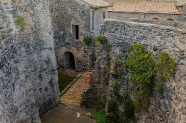 Bracciano belediyesinde yer almaktadır ve tarihi 15. yüzyıla dayanmaktadır. Dış duvarlardan oluşan üç daireden oluşan bu bina, dış kuvvetlerin her köşesi için bir tane olmak üzere beş kuleye sahiptir..