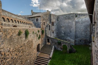 Bracciano belediyesinde yer almaktadır ve tarihi 15. yüzyıla dayanmaktadır. Dış duvarlardan oluşan üç daireden oluşan bu bina, dış kuvvetlerin her köşesi için bir tane olmak üzere beş kuleye sahiptir..