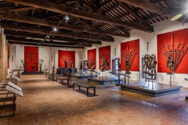 Bracciano belediyesinde yer almaktadır ve tarihi 15. yüzyıla dayanmaktadır. Dış duvarlardan oluşan üç daireden oluşan bu bina, dış kuvvetlerin her köşesi için bir tane olmak üzere beş kuleye sahiptir..