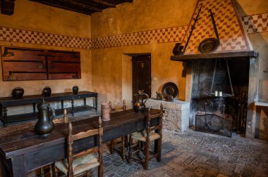 Bracciano belediyesinde yer almaktadır ve tarihi 15. yüzyıla dayanmaktadır. Dış duvarlardan oluşan üç daireden oluşan bu bina, dış kuvvetlerin her köşesi için bir tane olmak üzere beş kuleye sahiptir..