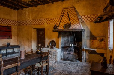 Bracciano belediyesinde yer almaktadır ve tarihi 15. yüzyıla dayanmaktadır. Dış duvarlardan oluşan üç daireden oluşan bu bina, dış kuvvetlerin her köşesi için bir tane olmak üzere beş kuleye sahiptir..