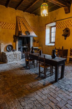 Bracciano belediyesinde yer almaktadır ve tarihi 15. yüzyıla dayanmaktadır. Dış duvarlardan oluşan üç daireden oluşan bu bina, dış kuvvetlerin her köşesi için bir tane olmak üzere beş kuleye sahiptir..