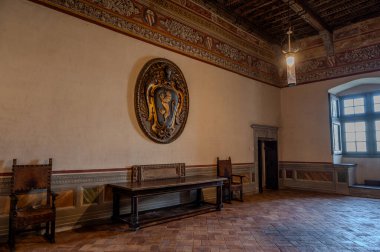 Bracciano belediyesinde yer almaktadır ve tarihi 15. yüzyıla dayanmaktadır. Dış duvarlardan oluşan üç daireden oluşan bu bina, dış kuvvetlerin her köşesi için bir tane olmak üzere beş kuleye sahiptir..