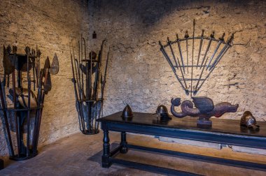 Bracciano belediyesinde yer almaktadır ve tarihi 15. yüzyıla dayanmaktadır. Dış duvarlardan oluşan üç daireden oluşan bu bina, dış kuvvetlerin her köşesi için bir tane olmak üzere beş kuleye sahiptir..