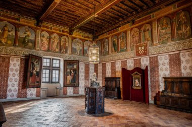 Bracciano belediyesinde yer almaktadır ve tarihi 15. yüzyıla dayanmaktadır. Dış duvarlardan oluşan üç daireden oluşan bu bina, dış kuvvetlerin her köşesi için bir tane olmak üzere beş kuleye sahiptir..