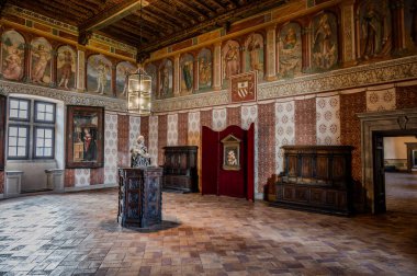 Bracciano belediyesinde yer almaktadır ve tarihi 15. yüzyıla dayanmaktadır. Dış duvarlardan oluşan üç daireden oluşan bu bina, dış kuvvetlerin her köşesi için bir tane olmak üzere beş kuleye sahiptir..