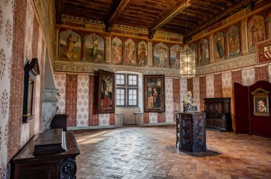 Bracciano belediyesinde yer almaktadır ve tarihi 15. yüzyıla dayanmaktadır. Dış duvarlardan oluşan üç daireden oluşan bu bina, dış kuvvetlerin her köşesi için bir tane olmak üzere beş kuleye sahiptir..