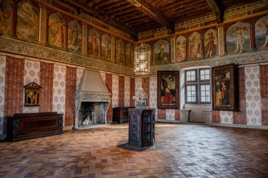 Bracciano belediyesinde yer almaktadır ve tarihi 15. yüzyıla dayanmaktadır. Dış duvarlardan oluşan üç daireden oluşan bu bina, dış kuvvetlerin her köşesi için bir tane olmak üzere beş kuleye sahiptir..