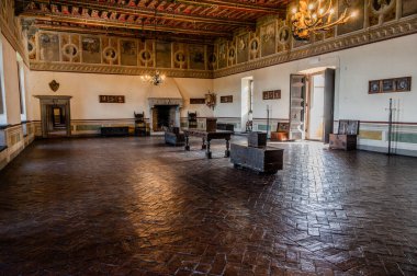 Bracciano belediyesinde yer almaktadır ve tarihi 15. yüzyıla dayanmaktadır. Dış duvarlardan oluşan üç daireden oluşan bu bina, dış kuvvetlerin her köşesi için bir tane olmak üzere beş kuleye sahiptir..