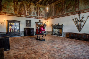 Bracciano belediyesinde yer almaktadır ve tarihi 15. yüzyıla dayanmaktadır. Dış duvarlardan oluşan üç daireden oluşan bu bina, dış kuvvetlerin her köşesi için bir tane olmak üzere beş kuleye sahiptir..