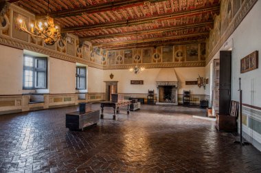 Bracciano belediyesinde yer almaktadır ve tarihi 15. yüzyıla dayanmaktadır. Dış duvarlardan oluşan üç daireden oluşan bu bina, dış kuvvetlerin her köşesi için bir tane olmak üzere beş kuleye sahiptir..