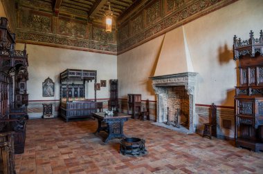 Bracciano belediyesinde yer almaktadır ve tarihi 15. yüzyıla dayanmaktadır. Dış duvarlardan oluşan üç daireden oluşan bu bina, dış kuvvetlerin her köşesi için bir tane olmak üzere beş kuleye sahiptir..