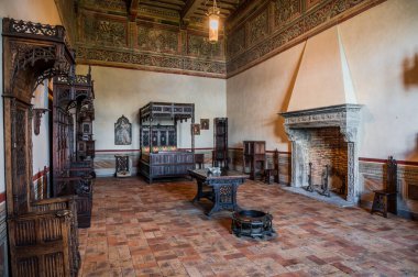 Bracciano belediyesinde yer almaktadır ve tarihi 15. yüzyıla dayanmaktadır. Dış duvarlardan oluşan üç daireden oluşan bu bina, dış kuvvetlerin her köşesi için bir tane olmak üzere beş kuleye sahiptir..