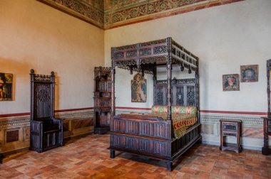 Bracciano belediyesinde yer almaktadır ve tarihi 15. yüzyıla dayanmaktadır. Dış duvarlardan oluşan üç daireden oluşan bu bina, dış kuvvetlerin her köşesi için bir tane olmak üzere beş kuleye sahiptir..