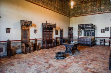 Bracciano belediyesinde yer almaktadır ve tarihi 15. yüzyıla dayanmaktadır. Dış duvarlardan oluşan üç daireden oluşan bu bina, dış kuvvetlerin her köşesi için bir tane olmak üzere beş kuleye sahiptir..