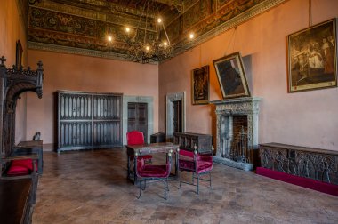 Bracciano belediyesinde yer almaktadır ve tarihi 15. yüzyıla dayanmaktadır. Dış duvarlardan oluşan üç daireden oluşan bu bina, dış kuvvetlerin her köşesi için bir tane olmak üzere beş kuleye sahiptir..