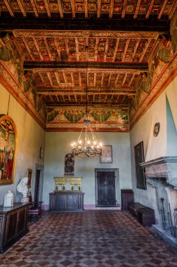 Bracciano belediyesinde yer almaktadır ve tarihi 15. yüzyıla dayanmaktadır. Dış duvarlardan oluşan üç daireden oluşan bu bina, dış kuvvetlerin her köşesi için bir tane olmak üzere beş kuleye sahiptir..