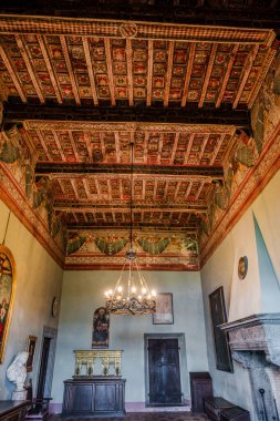 Bracciano belediyesinde yer almaktadır ve tarihi 15. yüzyıla dayanmaktadır. Dış duvarlardan oluşan üç daireden oluşan bu bina, dış kuvvetlerin her köşesi için bir tane olmak üzere beş kuleye sahiptir..