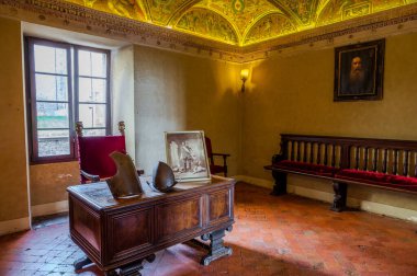 Bracciano belediyesinde yer almaktadır ve tarihi 15. yüzyıla dayanmaktadır. Dış duvarlardan oluşan üç daireden oluşan bu bina, dış kuvvetlerin her köşesi için bir tane olmak üzere beş kuleye sahiptir..