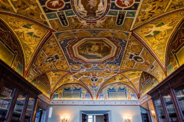 Bracciano belediyesinde yer almaktadır ve tarihi 15. yüzyıla dayanmaktadır. Dış duvarlardan oluşan üç daireden oluşan bu bina, dış kuvvetlerin her köşesi için bir tane olmak üzere beş kuleye sahiptir..