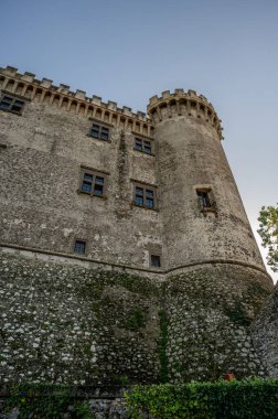 Bracciano belediyesinde yer almaktadır ve tarihi 15. yüzyıla dayanmaktadır. Dış duvarlardan oluşan üç daireden oluşan bu bina, dış kuvvetlerin her köşesi için bir tane olmak üzere beş kuleye sahiptir..