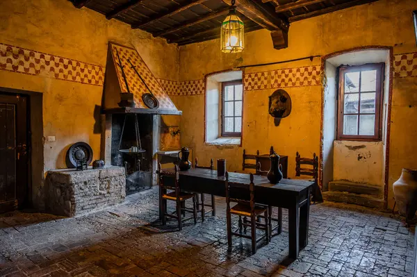 Bracciano belediyesinde yer almaktadır ve tarihi 15. yüzyıla dayanmaktadır. Dış duvarlardan oluşan üç daireden oluşan bu bina, dış kuvvetlerin her köşesi için bir tane olmak üzere beş kuleye sahiptir..