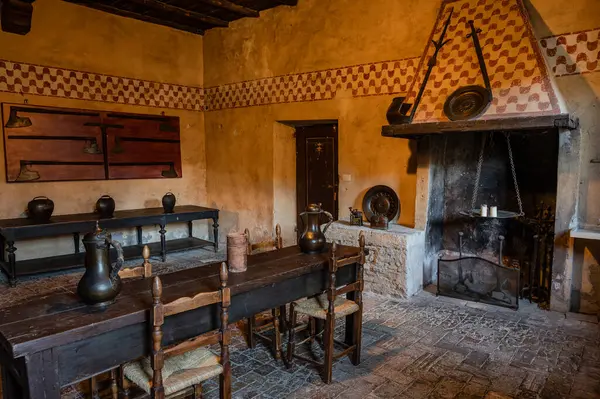 Bracciano belediyesinde yer almaktadır ve tarihi 15. yüzyıla dayanmaktadır. Dış duvarlardan oluşan üç daireden oluşan bu bina, dış kuvvetlerin her köşesi için bir tane olmak üzere beş kuleye sahiptir..