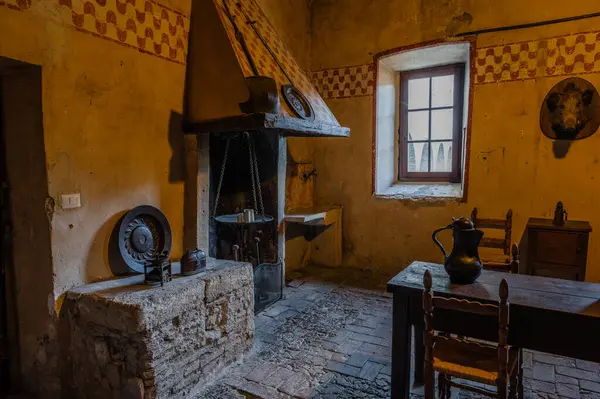 Bracciano belediyesinde yer almaktadır ve tarihi 15. yüzyıla dayanmaktadır. Dış duvarlardan oluşan üç daireden oluşan bu bina, dış kuvvetlerin her köşesi için bir tane olmak üzere beş kuleye sahiptir..