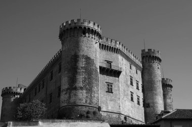 Bracciano belediyesinde yer almaktadır ve tarihi 15. yüzyıla dayanmaktadır. Dış duvarlardan oluşan üç daireden oluşan bu bina, dış kuvvetlerin her köşesi için bir tane olmak üzere beş kuleye sahiptir..