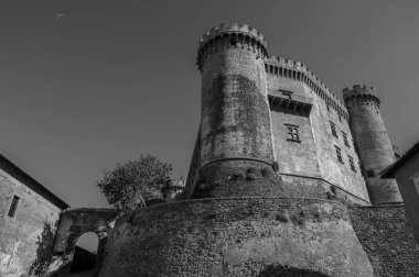 Bracciano belediyesinde yer almaktadır ve tarihi 15. yüzyıla dayanmaktadır. Dış duvarlardan oluşan üç daireden oluşan bu bina, dış kuvvetlerin her köşesi için bir tane olmak üzere beş kuleye sahiptir..