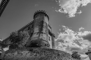 Bracciano belediyesinde yer almaktadır ve tarihi 15. yüzyıla dayanmaktadır. Dış duvarlardan oluşan üç daireden oluşan bu bina, dış kuvvetlerin her köşesi için bir tane olmak üzere beş kuleye sahiptir..