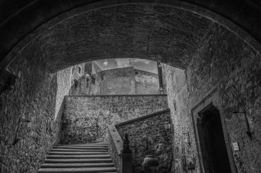 Bracciano belediyesinde yer almaktadır ve tarihi 15. yüzyıla dayanmaktadır. Dış duvarlardan oluşan üç daireden oluşan bu bina, dış kuvvetlerin her köşesi için bir tane olmak üzere beş kuleye sahiptir..