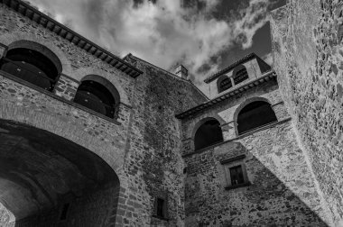 Bracciano belediyesinde yer almaktadır ve tarihi 15. yüzyıla dayanmaktadır. Dış duvarlardan oluşan üç daireden oluşan bu bina, dış kuvvetlerin her köşesi için bir tane olmak üzere beş kuleye sahiptir..