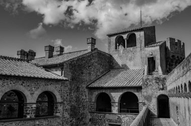 Bracciano belediyesinde yer almaktadır ve tarihi 15. yüzyıla dayanmaktadır. Dış duvarlardan oluşan üç daireden oluşan bu bina, dış kuvvetlerin her köşesi için bir tane olmak üzere beş kuleye sahiptir..