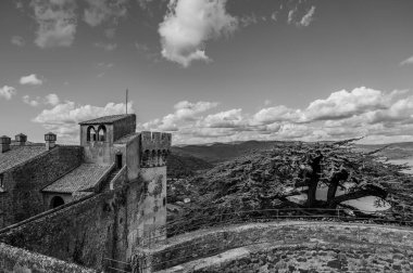 Bracciano belediyesinde yer almaktadır ve tarihi 15. yüzyıla dayanmaktadır. Dış duvarlardan oluşan üç daireden oluşan bu bina, dış kuvvetlerin her köşesi için bir tane olmak üzere beş kuleye sahiptir..
