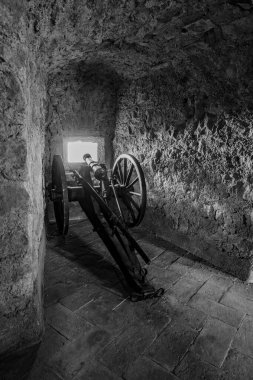 Bracciano belediyesinde yer almaktadır ve tarihi 15. yüzyıla dayanmaktadır. Dış duvarlardan oluşan üç daireden oluşan bu bina, dış kuvvetlerin her köşesi için bir tane olmak üzere beş kuleye sahiptir..