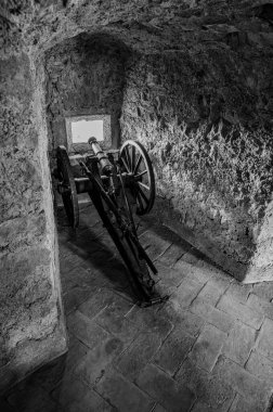 Bracciano belediyesinde yer almaktadır ve tarihi 15. yüzyıla dayanmaktadır. Dış duvarlardan oluşan üç daireden oluşan bu bina, dış kuvvetlerin her köşesi için bir tane olmak üzere beş kuleye sahiptir..