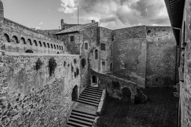 Bracciano belediyesinde yer almaktadır ve tarihi 15. yüzyıla dayanmaktadır. Dış duvarlardan oluşan üç daireden oluşan bu bina, dış kuvvetlerin her köşesi için bir tane olmak üzere beş kuleye sahiptir..