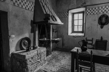 Bracciano belediyesinde yer almaktadır ve tarihi 15. yüzyıla dayanmaktadır. Dış duvarlardan oluşan üç daireden oluşan bu bina, dış kuvvetlerin her köşesi için bir tane olmak üzere beş kuleye sahiptir..