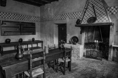 Bracciano belediyesinde yer almaktadır ve tarihi 15. yüzyıla dayanmaktadır. Dış duvarlardan oluşan üç daireden oluşan bu bina, dış kuvvetlerin her köşesi için bir tane olmak üzere beş kuleye sahiptir..