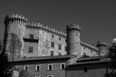 Bracciano belediyesinde yer almaktadır ve tarihi 15. yüzyıla dayanmaktadır. Dış duvarlardan oluşan üç daireden oluşan bu bina, dış kuvvetlerin her köşesi için bir tane olmak üzere beş kuleye sahiptir..