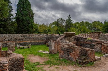 Ostia Antica tarihsel olarak Roma 'ya açılan kapı olarak kabul edilir: Tiber' in ağzında kurulmuş, Roma 'nın ilk kolonisidir..